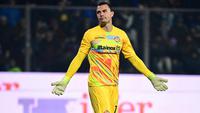 Kiper timnas Indonesia, Emil Audero, mengalami nasib yang cukup sial saat menjalani pertandingan membela Cremonese melawan Inter Milan. Kiper Timnas Indonesia itu terkena petasan yang dilemparkan dari tribun suporter I Nerazzurri. (AFP/Piero Cruciatti)
