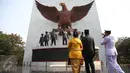 Presiden Jokowi bersama Ibu Negara, Iriana mengunjungi patung tujuh pahlawan revolusi di Monumen Pancasila Sakti, Jakarta, Kamis (1/10/2015). Jokowi memimpin upacara Peringatan Hari Kesaktian Pancasila yang jatuh pada hari ini.(Liputan6.com/Faizal Fanani)