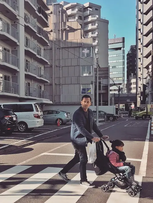 Aktor Tora Sudiro bersama anaknya saat liburan di Jepang. Pada momen liburan ini Tora Sudiro dan Mieke Amalia pun mengabadikan sederet momen seru keluarga mereka selama berada di Jepang. (instagram.com/t_orasudi_ro)