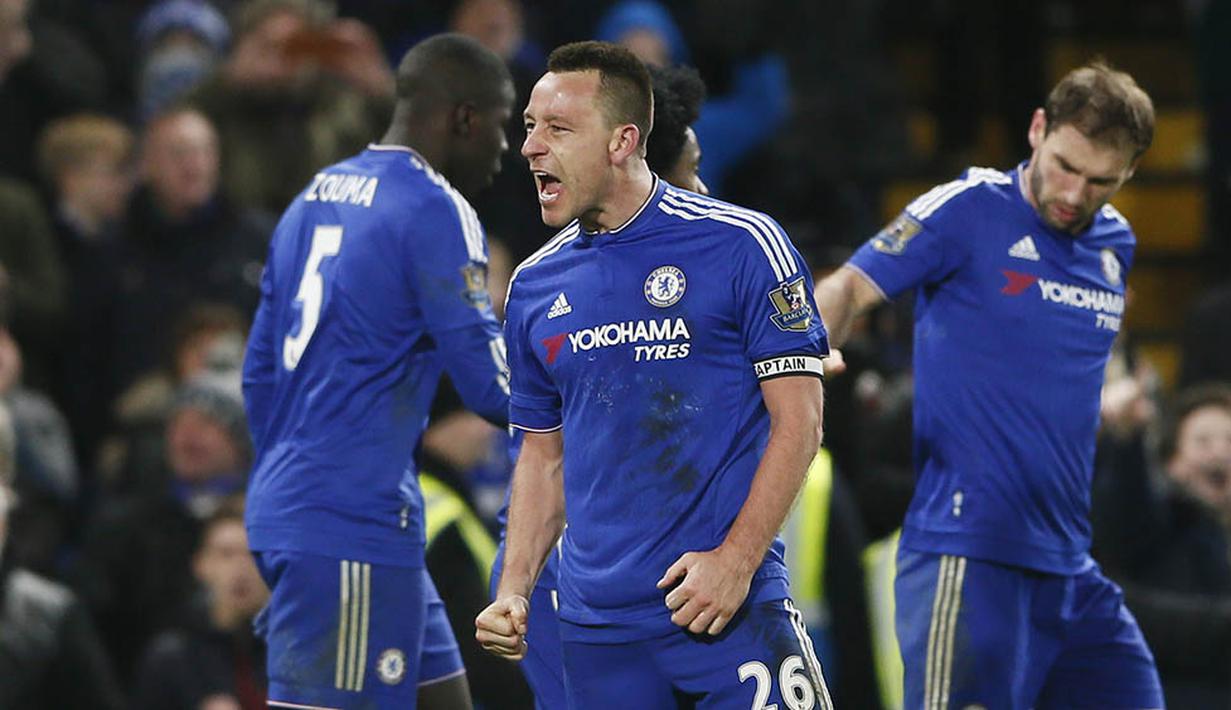 Kapten Chelsea, John Terry, berteriak usai berhasil mencetak gol penyeimbang ke gawang Everton pada saat injury time. Sebelumnya bek asal Inggris ini melakukan gol bunuh diri yang membuat Everton unggul 1-0. (Reuters/Stefan Wermuth)