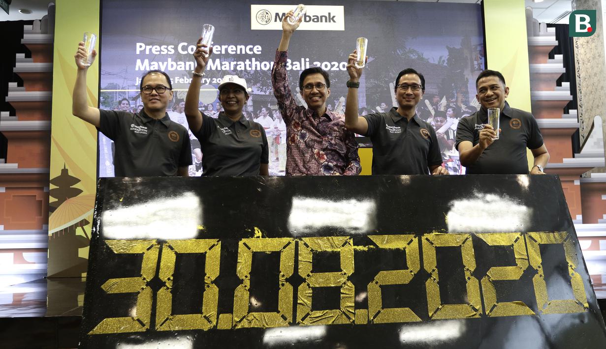 Sekjen PASI, Tigor Tanjung, dan jajaran Maybank saat konfrensi pers lomba lari Maybank Marathon ke-9 di Sentra Senayan, Jakarta, Rabu (5/2). Gelaran Maybank Marathon ke-9 ini diadakan di Bali. (Bola.com/Yoppy Renato)