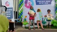 Anak-anak sedang berpose dengan membawa poster pada acara Deklarasi Pemilu Ramah Anak di Gedung Bawaslu, Jakarta, Minggu (17/3). KPU melarang anak-anak untuk terlibat dalam aktivitas kampanye politik. (Liputan6.com/Herman Zakharia)