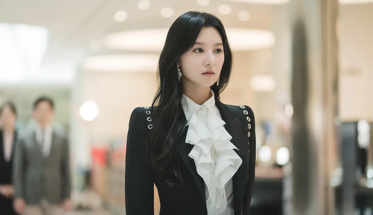 Meskipun Hong Hae In memiliki segalanya mulai dari kekayaan hingga reputasi, ia menghadapi kejadian tak terduga yang mengguncang kehidupannya serta hubungannya dengan suaminya Baek Hyun Woo. (foto: tvN)