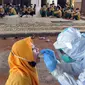 Santri melakukan swab test di Pondok Pesantren Baitul Hikmah, Bojongsari, Depok, Jawa Barat, Kamis (12/11/2020). Swab test massal dilakukan menyusul ditemukannya paparan COVID-19 terhadap seorang santri dan untuk memutus mata rantai penyebaran. (merdeka.com/Arie Basuki)