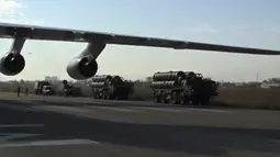 Sejumlah Rudal S-400  tiba di pangkalan udara Hmeymim di Suriah. Rusia mengirim sistem rudal pertahanan udara untuk melindungi jet mereka saat tengah beroperasi menjalankan misi di dekat wilayah udara perbatasan Turki-Suriah. (Reuters)