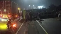 Truk Kontainer Terguling di Flyover Kranji, Akses Bekasi Terganggu
