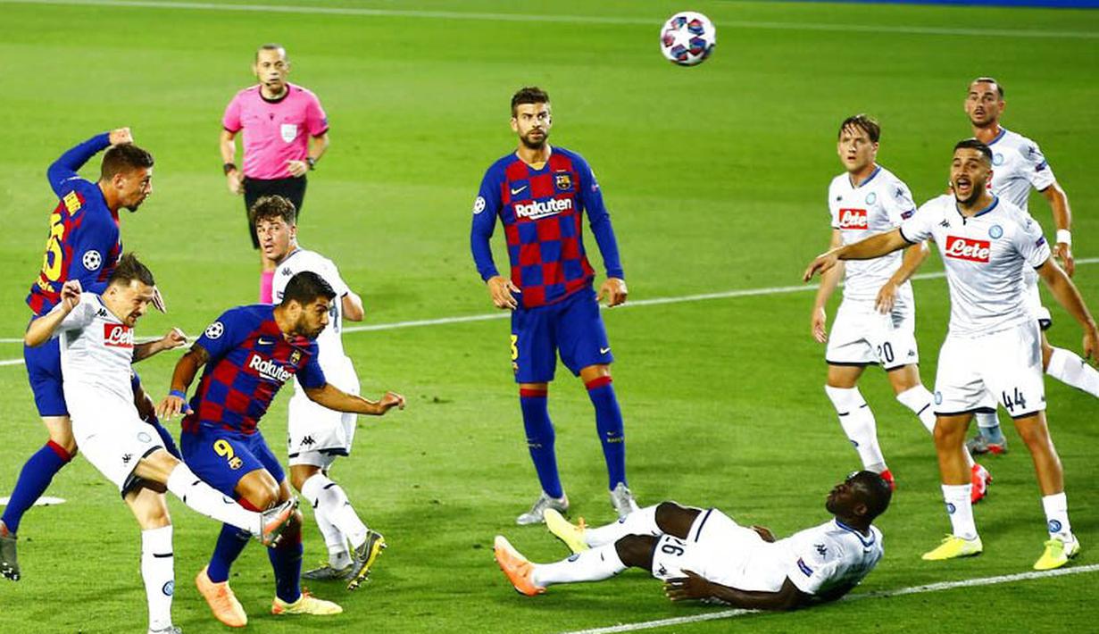 Pemain Barcelona, Clement Lenglet, mencetak gol ke gawang Napoli pada laga Liga Champions di Stadion Camp Nou, Sabtu (8/8/2020). Barcelona menang 3-1 atas Napoli. (AP/Joan Monfort)