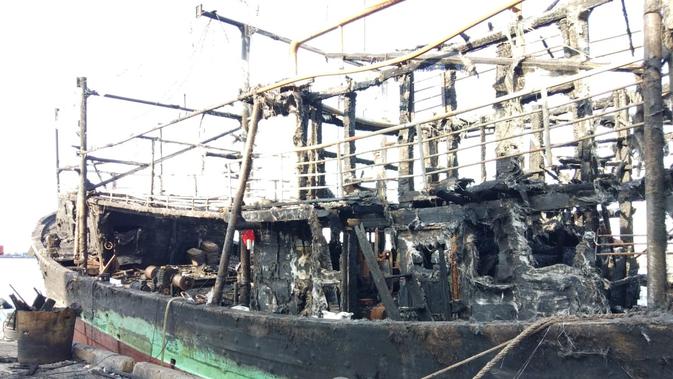 Kondisi kapal-kapal di Muara Baru usai dilalap sang jago merah pada Sabtu 23 Februari 2019. (Liputan6.com/Ady Anugrahadi)
