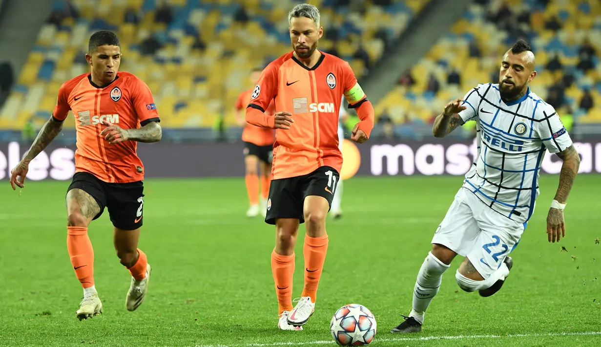 Gelandang Inter Milan, Arturo Vidal, berusaha melewati pemain Shakhtar Donetsk pada laga lanjutan Liga Champions 2020/2021 di NSC Olimpiyskiy, Rabu (28/10/2020) dini hari WIB. Inter Milan bermain imbang 0-0 lawan Shakhtar Donetsk. (AFP/Sergei Supinsky)