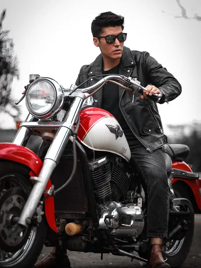 6 Gaya Valentino Peter dengan Moge Ini Tampil Makin Macho