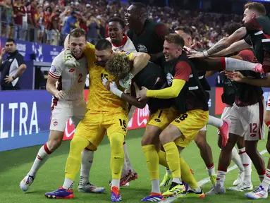 Pemain Kanada melakukan selebrasi setelah menang atas Venezuela melalui adu penalti pada laga perempat final Copa America 2024 di AT&T Stadium, Arlington, Texas, Sabtu (06/07/2024) WIB. (AP Photo/Richard Rodriguez)