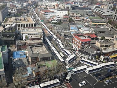 Deretan bus polisi terlihat diparkir untuk memblokir jalan di Seoul pada tanggal 1 April 2025 di depan Mahkamah Konstitusi Korea Selatan. (JUNG YEON-JE/AFP)