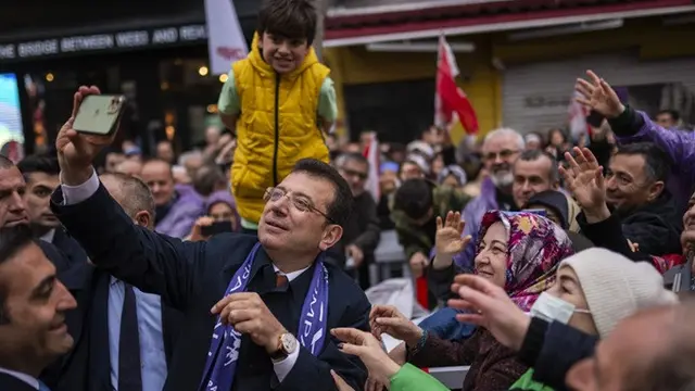 Wali Kota Istanbul Ekrem Imamoglu berfoto dengan para pendukungnya selama kampanye di Istanbul, Turki, Kamis, 21 Maret 2024.