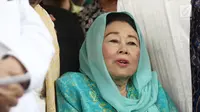 Istri Gus Dur, Sinta Nuriyah memberi keterangan usai menerima kunjungan cawapres nomor urut 01 Ma'ruf Amin di Ciganjur, Jakarta, Rabu (26/9). Ma’ruf datang ditemani Mahfud MD dan sejumlah kiai. (Liputan6.com/Herman Zakharia)