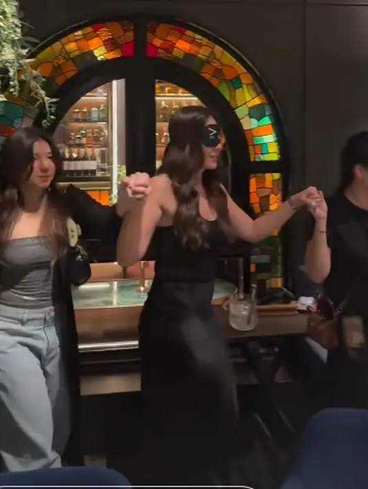 Di malam hari, Wulan Guritno kembali mendapat kejutan yang lebih meriah dari para sahabat [@wulanguritno]