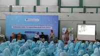 Para santriwati Pesantren Bumi Sholawat mengikuti acara Perjalanan Ramadan Bersama Lebih Bermakna, Paragon Goes to Pesantren, di Pesantren Bumi Shalawat, Sidoarjo, Senin, 3 April 2023. (dok. Liputan6.com/Dinny Mutiah)