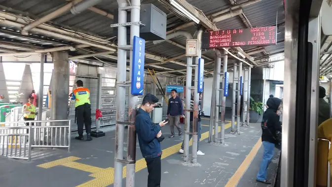 Perjalanan Commuterline Terkendala Gara-Gara KRL Anjlok di Stasiun Jakarta Kota