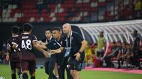 Pelatih PSM Makassar Bernardo Tavares melakukan selebrasi dengan pemainnya usai Yakob Sayuri mencetak gol pertama PSM ke gawang Kedah Darul Aman. (Bola.com/Maheswara Putra)