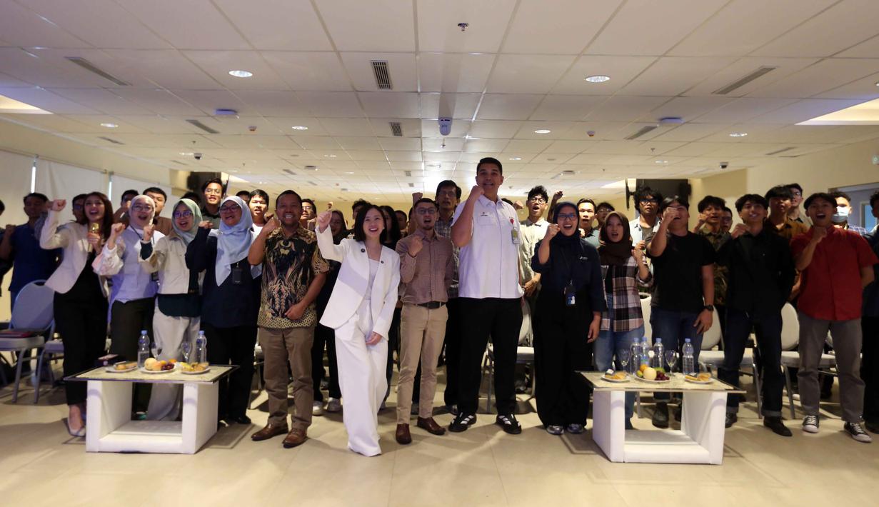 Para pembicara dan peserta Upstream Force We Are The Energy berfoto bersama usai seminar di Auditorium Lantai 2 Gedung Interdisciplinary Engineering Fakultas Teknik Universitas Indonesia (IDE FTUI), Depok, Jawa Barat, Selasa (4/11/2025). (Liputan6.com/Helmi Fithriansyah)