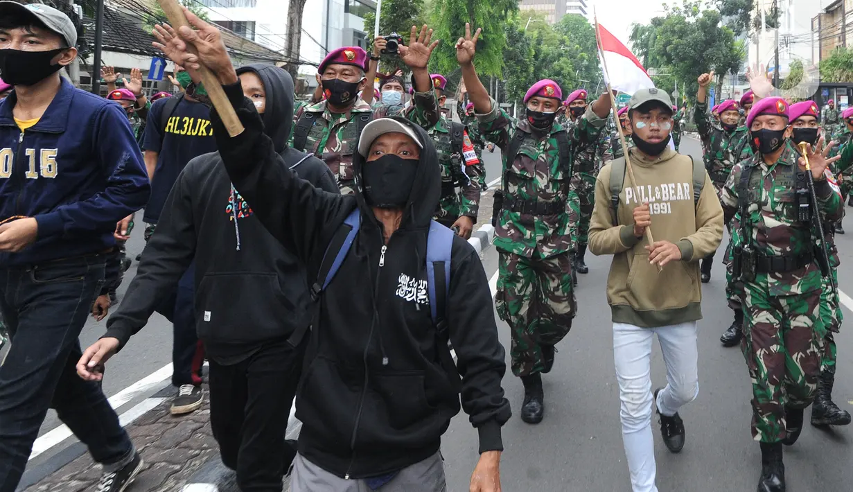 Marinir AL saat menghalau massa usai terjadi pelemparan batu di Jalan MH, Thamrin, Jakarta, Selasa (13/10/2020). Massa pengunjuk rasa yang menolak Omnibus Law UU Cipta Kerja akhirnya dibubarkan aparat. (merdeka.com/Arie Basuki)