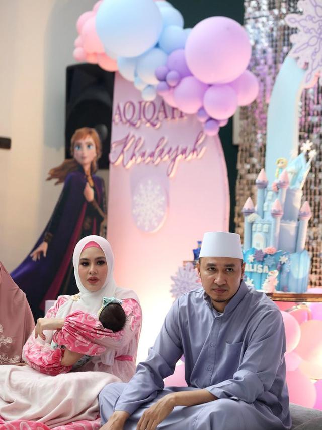 Dihadiri Sahabat, Ini 7 Momen Akikah Anak Kedua Kartika Putri yang Meriah