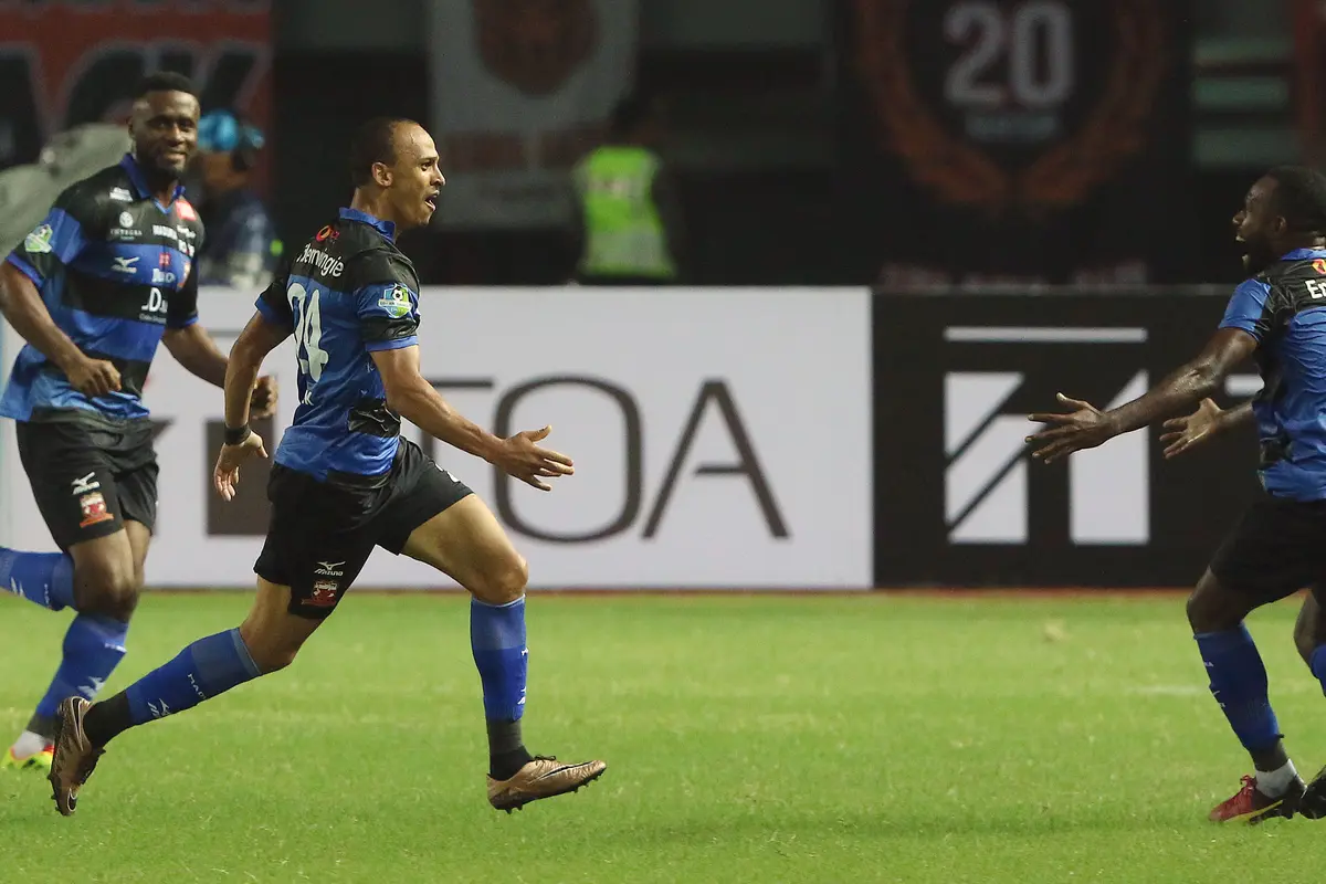 Striker Madura United Peter Odemwingie (tengah) rayakan gol ke gawang Persija Jakarta di Stadion Patriot, Bekasi, Kamis (4/5/2017) malam WIB. Madura United menang 1-0. 