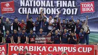 Pemain UMM melakukan selebrasi usai menjuarai Torabika Campus Cup 2017 di Stadion Cakrawala, Malang, Kamis (23/11/2017). UMM menang WO atas UPI. (Bola.com/M Iqbal Ichsan)