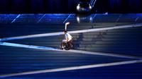 Seorang atler bersiap menyalakan api pada Pembukaan Paralimpik Rio 2016 di Stadion Maracana, Rio de Janeiro (7/8/2016). (AFP/Tasso Marcelo)