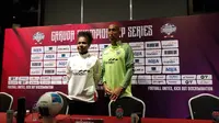 Pelatih Timnas Putri Indonesia, Satoru Mochizuki (kanan) pada sesi konferensi pers hari Selasa (02/06/2026). (Erwin Snaz/Bola.com)