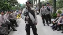 Petugas kepolisian berjaga di sekitar lokasi sidang kasus penodaan agama di Jakarta, Selasa (11/4). Sidang dengan terdakwa Basuki T Purnama alias Ahok yang beragendakan pembacaan tuntutan tersebut resmi ditunda. (Liputan6.com/Immanuel Antonius)