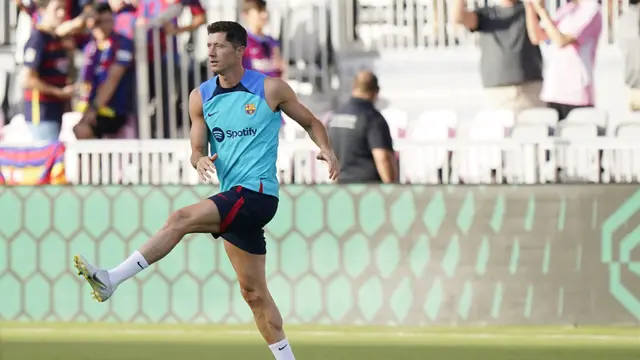 Foto: Penampakan Perdana Robert Lewandowski di Sesi Latihan Barcelona