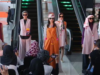 Model membawakan busana Mel Ahrya dengan tema Happa dalam fashion show di Terminal 3 Ultimate Bandara Soekarno Hatta, Tangerang, Banten, Rabu (20/7). (Liputan6.com/Angga Yuniar)