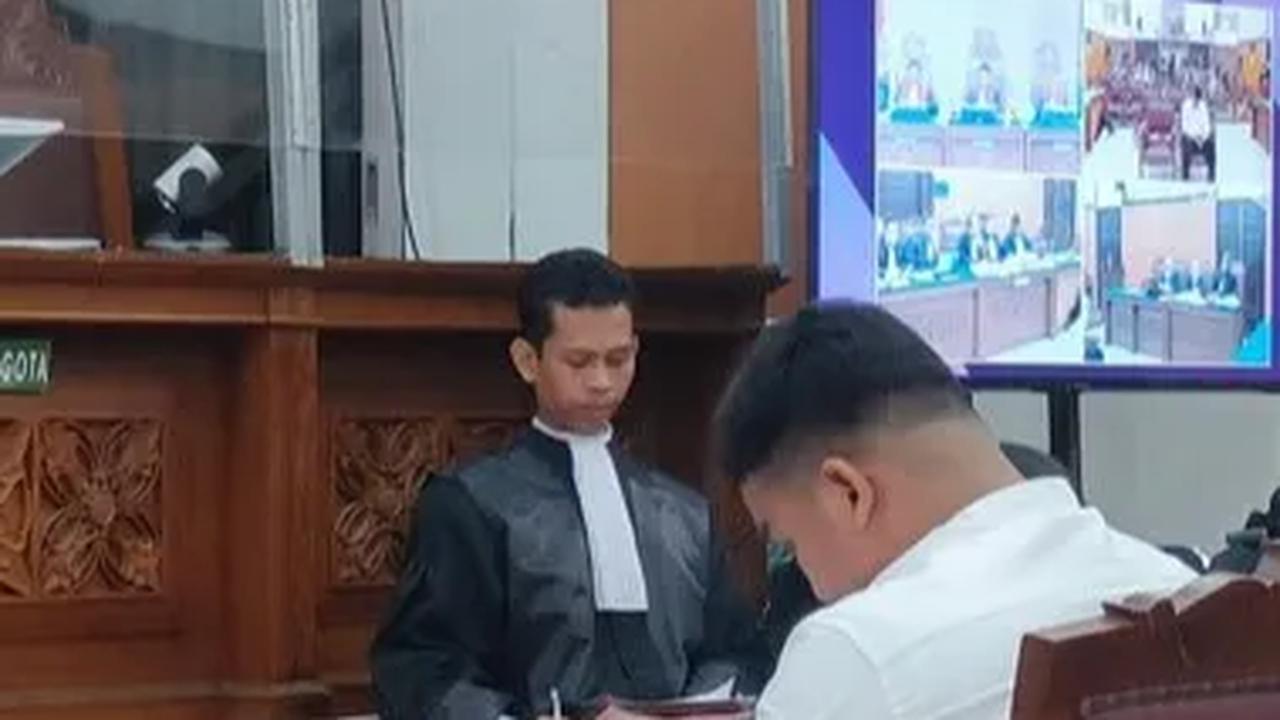 "Menurut hemat majelis oleh karena peran serta terdakwa bukanlah sebagai pelaku utama, maka adalah adil terdakwa tidak dibebankan restitusi," jelas dia.<br>