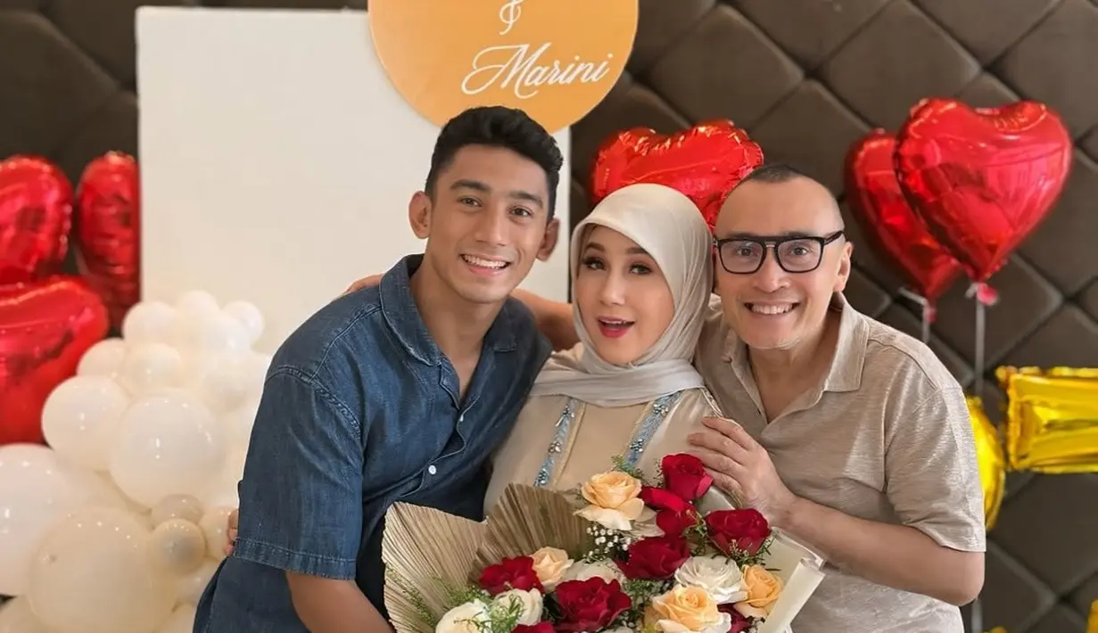 Dalam keterangan unggahannya, artis berusia 48 tahun ini menuliskan keterangan unggahan dengan angka 9855. Angka tersebut merupakan sebuah angka yang mencerminkan perjalanan panjang dalam membangun rumah tangga. Sebuah perjalanan yang tidak selalu mudah, tetapi penuh dengan berkah dan pelajaran berharga. Pernikahan bukan hanya tentang kebersamaan fisik, tetapi juga tentang menyatukan hati dalam cinta, kesabaran, dan keikhlasan. (Liputan6.com/IG/@marinizumarnisreal)