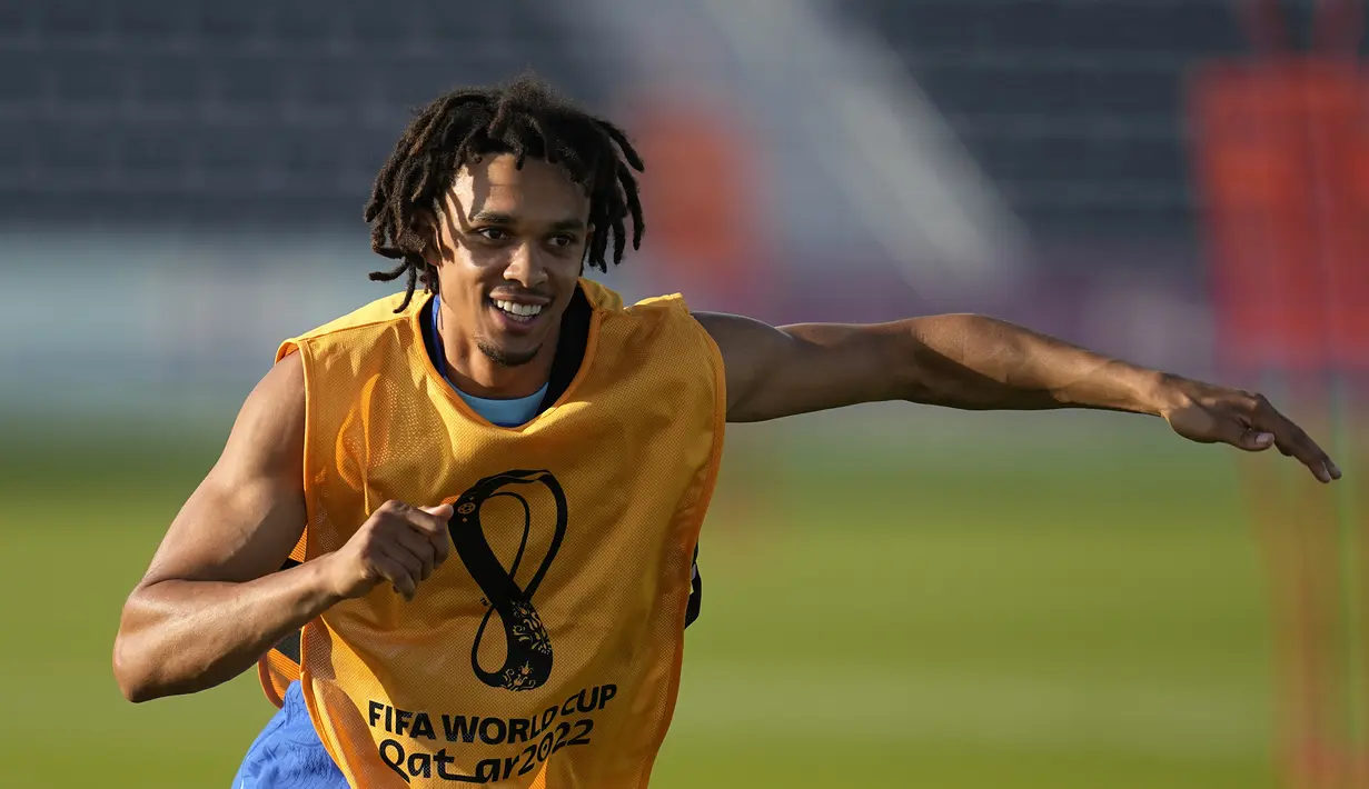 Bek Inggris, Trent Alexander-Arnold melakukan pemanasan saat mengikuti sesi latihan di Kompleks Olahraga Al Wakrah di Al Wakarah, Qatar, Senin, 28 November 2022.  Saat ini, Inggris memimpin di puncak klasemen dengan raihan 4 poin dari dua laga. (AP Photo/Abbie Parr)