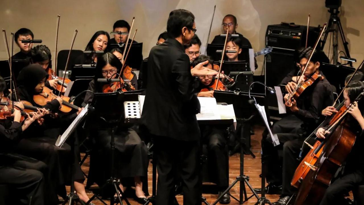 Konduktor Addie MS memimpin orkestra grup musik Light Ministry Orchestra (LMO) dan Light Ministry Ensemble (LME), saat konser A Night of Light di Jakarta, Minggu (19/11/2023).