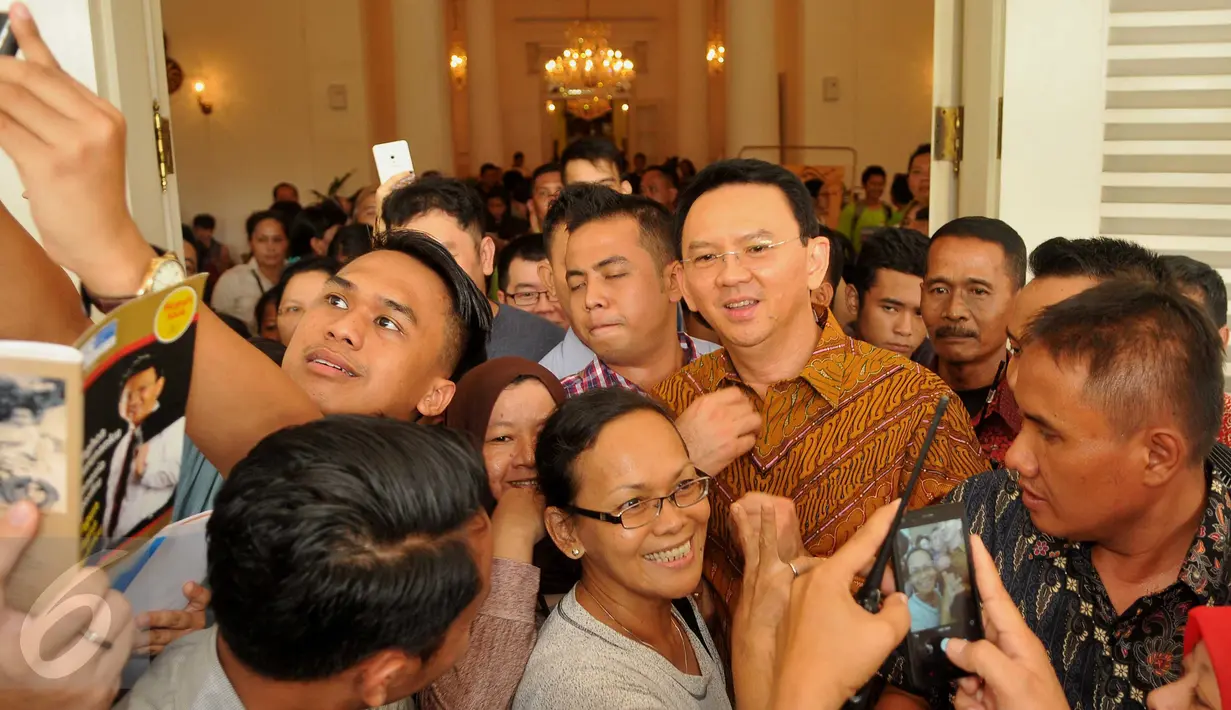 Warga saat berebut foto bersama Gubernur Jakarta,  Basuki T Purnama (Ahok) di Balaikota Jakarta, (7/5). Berbagai Festival dan hiburan khas Betawi akan memeriahkan acara di Balaikota Jakarta ini. (Liputan6.com/Gempur M Surya)