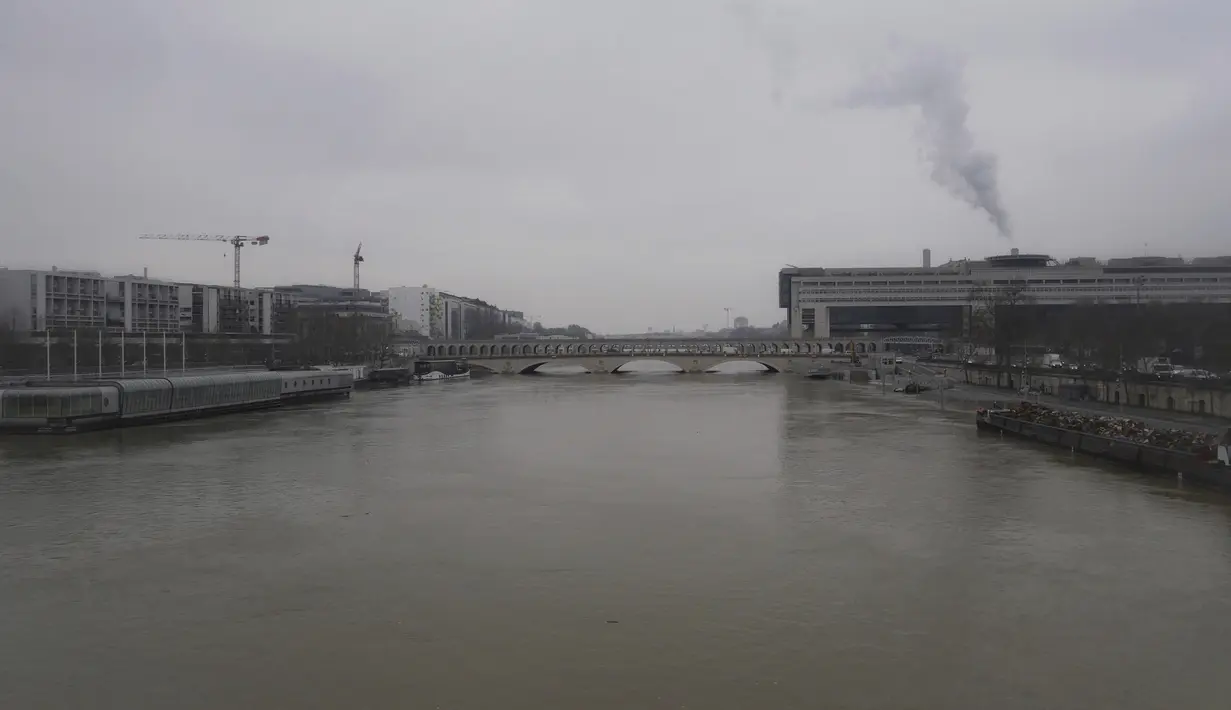 Suasana Sungai Seine yang meluap di Paris, Senin (8/2/2021).  Sungai-sungai di seluruh Prancis merusak tepiannya minggu ini di tengah banjir besar dan layanan cuaca nasional memperkirakan air akan tetap tinggi selama akhir pekan. (AP Photo/Thibault Camus)