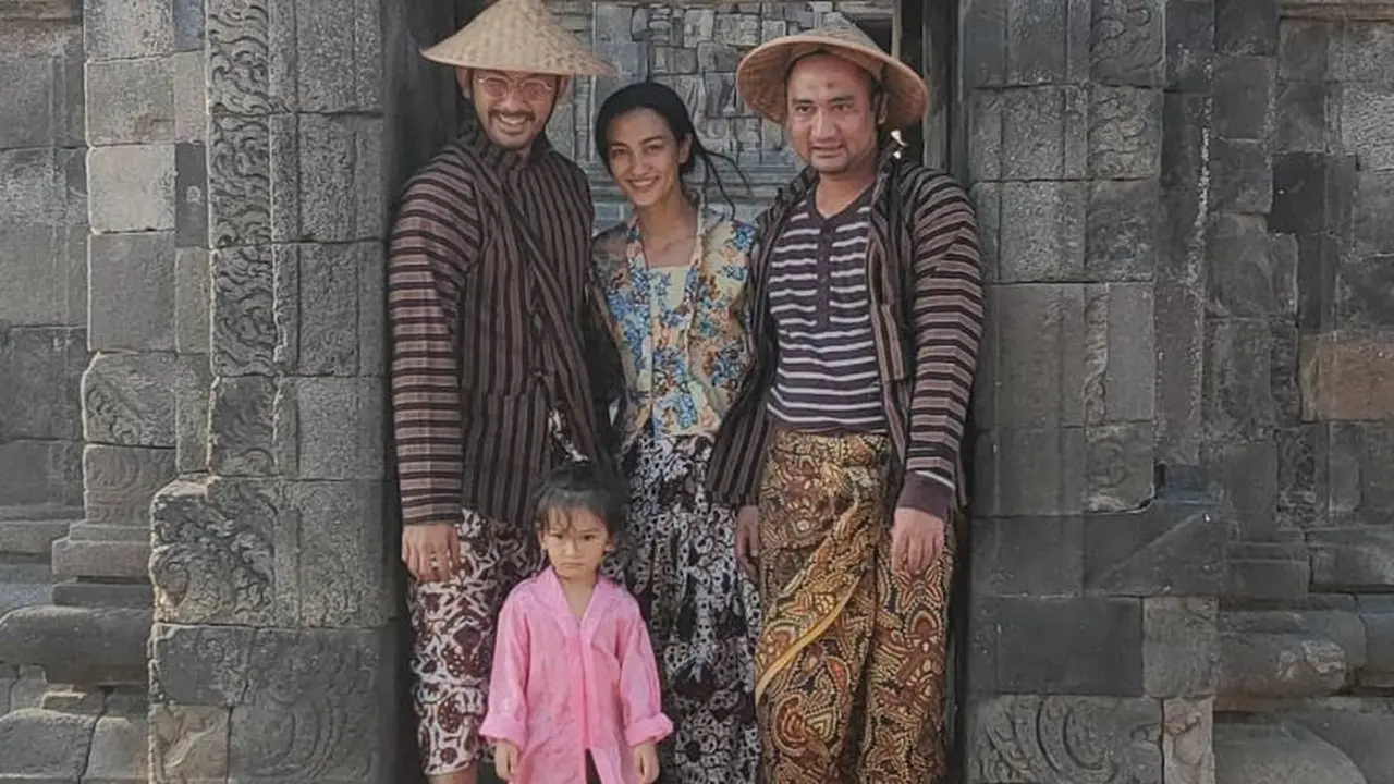 Imutnya Putri Atiqah Hasiholan dalam Balutan Kebaya Merah Muda
