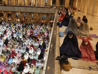 Umat Islam melaksanakan Sholat Tarawih pertama di Masjid Istiqlal Jakarta, Sabtu (2/4/2022). Sebagian besar umat muslim di Indonesia mulai melaksanakan Sholat Tarawih dan akan melaksanakan puasa Ramadhan 1443 Hijriah pada 2 April 2022. (Liputan6.com/Herman Zakharia)