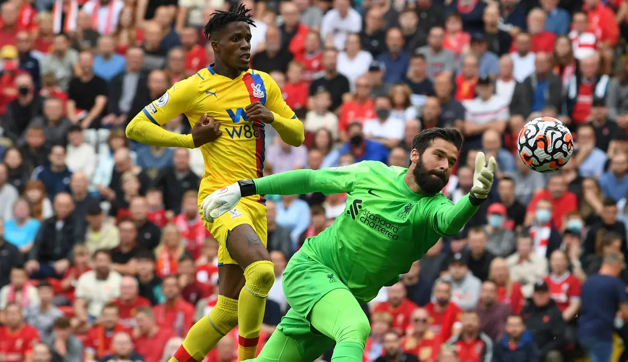 Alisson Becker. Kiper asal Brasil berusia 28 tahun ini total 4 kali melakukan clean sheets dari 5 laga Liverpool. Ia hanya kebobolan saat bermain imbang 1-1 di pekan ke-3 kontra Chelsea. Di laga terakhir melawan Crystal Palace, Liverpool menang dengan 3-0. (AFP/Paul Ellis)