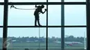 Pekerja tengah menyelesaikan proyek di Bandara Soekarno Hatta, Tangerang, Rabu (20/7). Badan Pusat Statistik  menyebutkan upah buruh bangunan naik pada periode Juni 2016. (Liputan6.com/ Angga Yuniar)