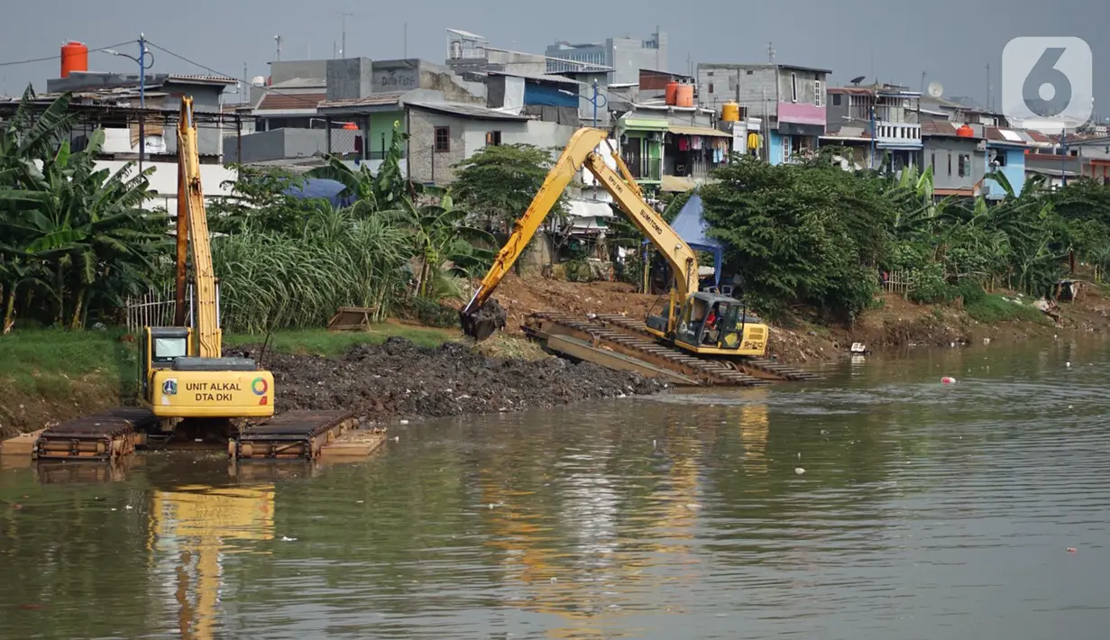 Alat berat mengeruk sampah bercampur lumpur di aliran Banjir Kanal Barat, Jakarta, Rabu (14/10/2020). Pengerukan serta pembersihan waduk, sungai, dan saluran air dari lumpur juga sampah untuk mencegah pendangkalan serta mengantisipasi banjir saat musim hujan. (Liputan6.com/Immanuel Antonius)