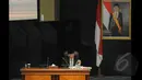 Gubernur DKI Jakarta Basuki Tjahaja Purnama bersiap-siap untuk memberikan penjelasan terkait penjualan minuman beralkohol di minimarket wilayah Jakarta maksimum 5 persen di Gedung DPRD DKI, Jakarta, Selasa (20/1/2015). (Liputan6.com/Herman Zakharia)