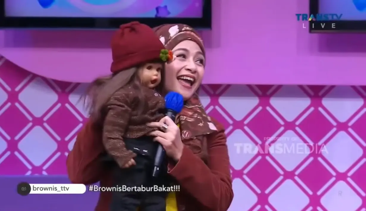 Ria Enes dan Boneka Susan (Youtube/TRANS TV Official)