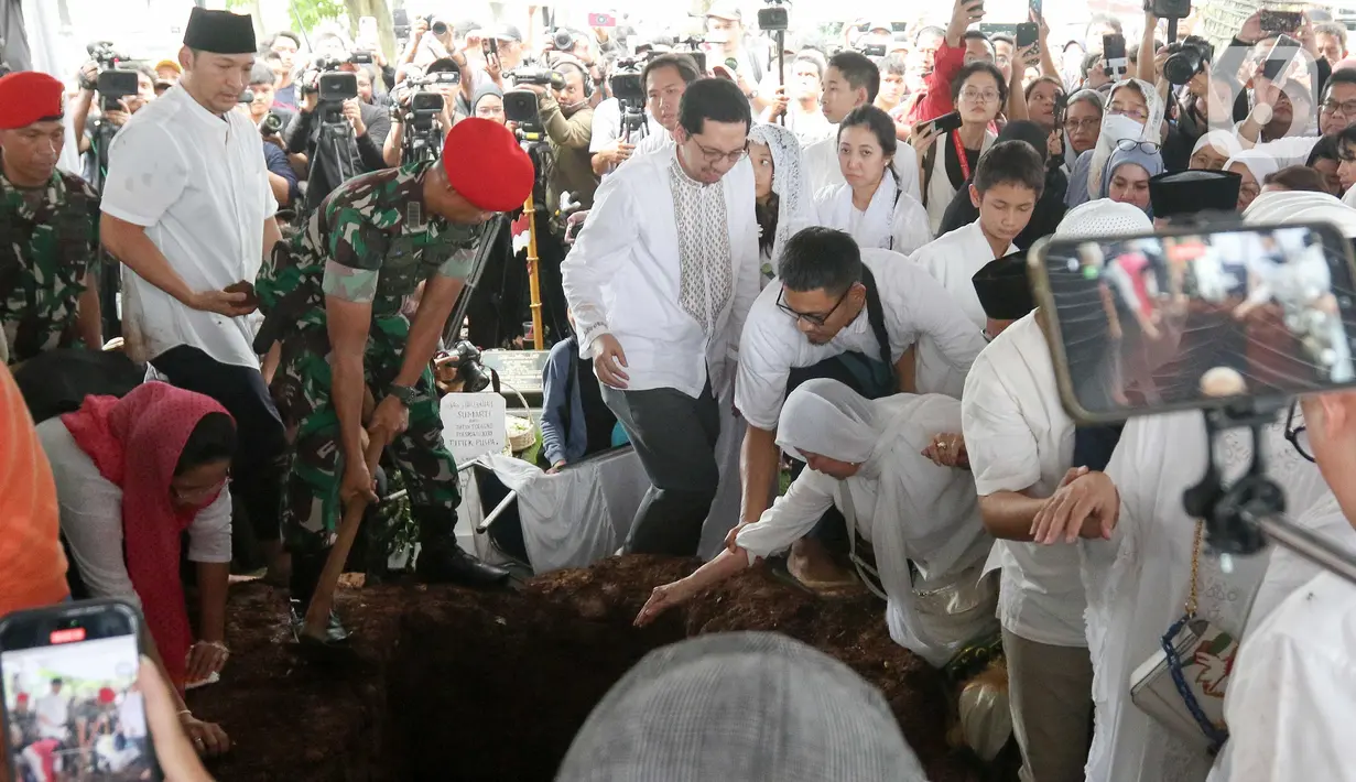 Sebelumnya jenazah Titiek Puspa disemayamkan di Wisma Puspa di kawasan Pancoran, Jakarta Selatan. (Liputan6.com/Herman Zakharia)