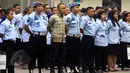 Sipir LP Kelas IIA Banceuy Bandung, yang menjadi tersangka peredaran narkoba di lapas, Dedi Romadi (tengah) mengikuti Upacara pemecatan, di Lapangan Kantor Kemenkumham, Kuningan, Jakarta, Senin (1/6/2015). (Liputan6.com/Johan Tallo) 