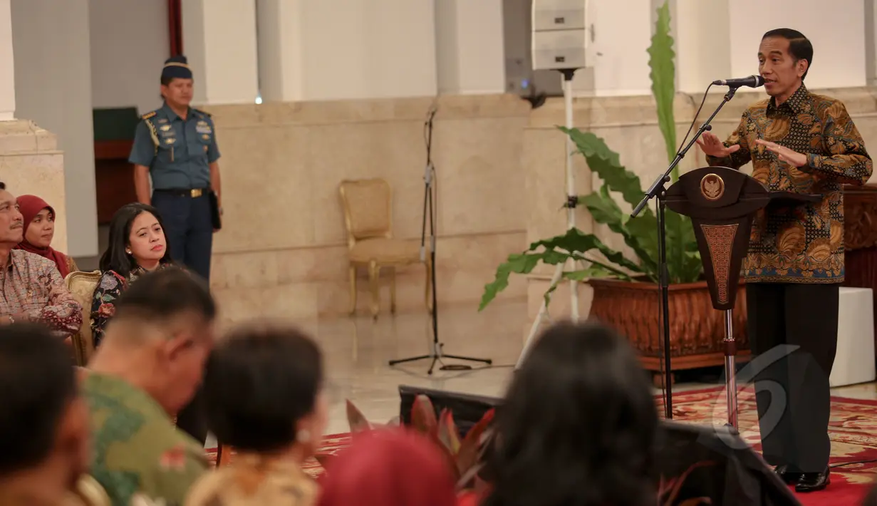 Presiden Joko Widodo memberikan pidato saat melepas Tim  Nusantara Sehat I di Istana Negara, Jakarta, Senin (4/5/2015). Tim  Nusantara Sehat I akan ditempatkan di sejumlah pelosok Indonesia. (Liputan6.com/Faizal Fanani)