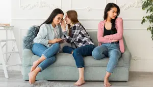10 Ciri Teman yang Sebenarnya Pura-Pura Baik, Suka Menusuk dari Belakang dengan Cara Ini