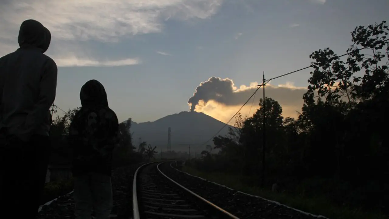 20150712-Awan Panas Gunung Raung Tak Mengusik Aktivitas Warga-Jember 3